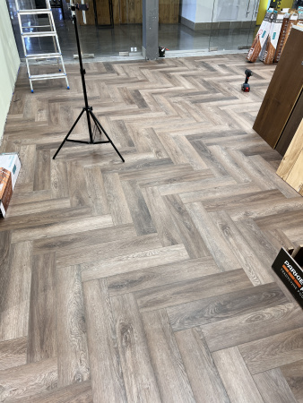 Кварцвиниловая плитка (Елочка) Alpine Floor Легкий паркет (Light Parquet) Дуб Фафнир ЕСО 13-16