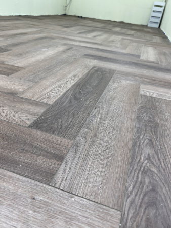Кварцвиниловая плитка (Елочка) Alpine Floor Легкий паркет (Light Parquet) Дуб Фафнир ЕСО 13-16
